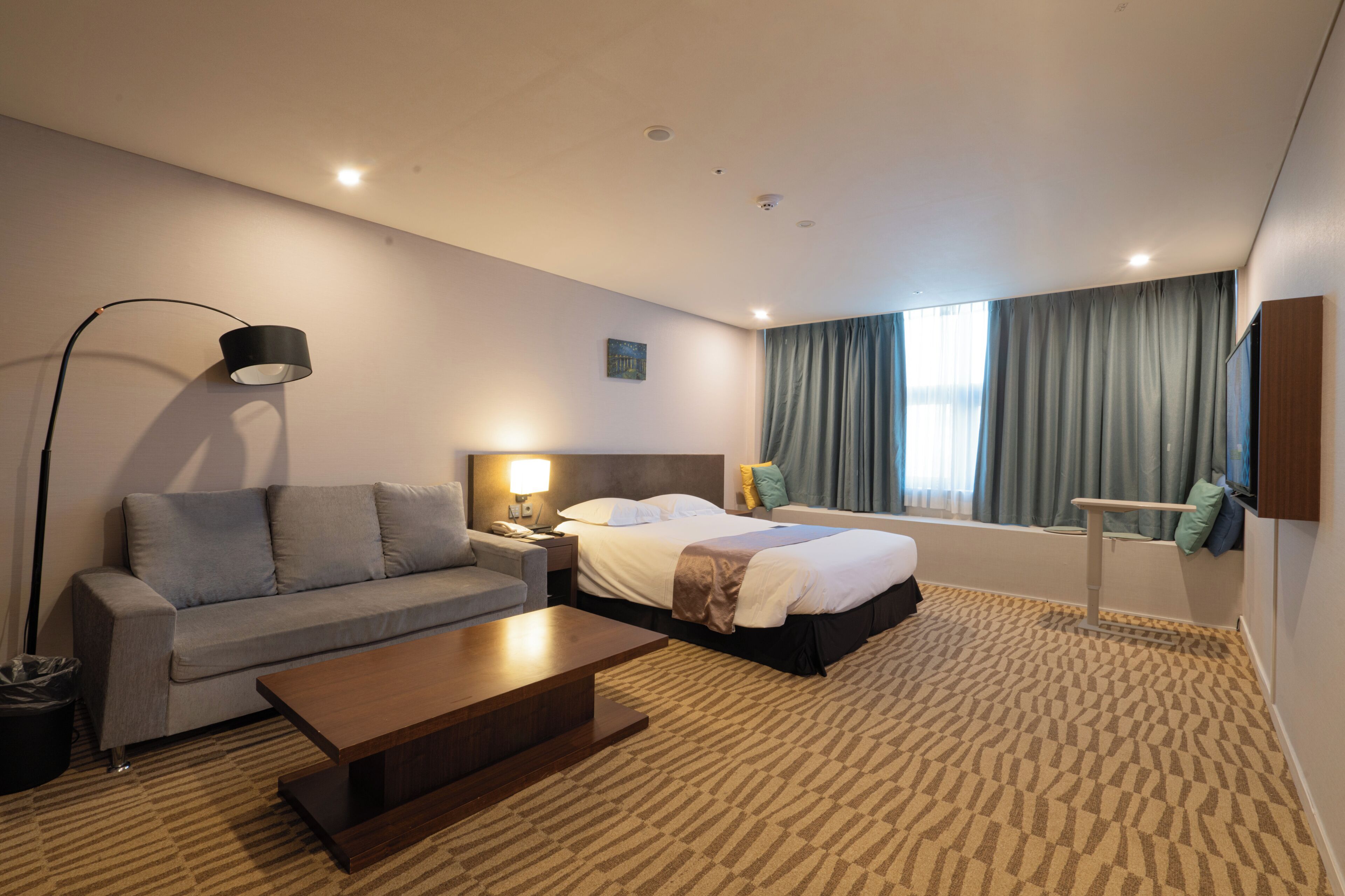 Phòng Suite dành cho gia đình, 2 giường đôi, không hút thuốc, bồn tắm nước nóng (Living Room) | Chăn bông, két bảo mật tại phòng, bàn, phòng cách âm 