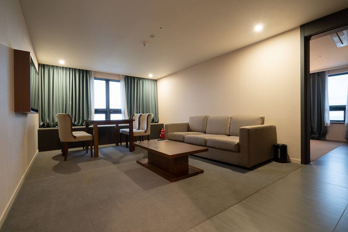 ห้องสวีท, หลายเตียง, ปลอดบุหรี่ | ผ้านวมขนเป็ด, ตู้นิรภัยในห้องพัก, โต๊ะทำงาน, ห้องเก็บเสียง