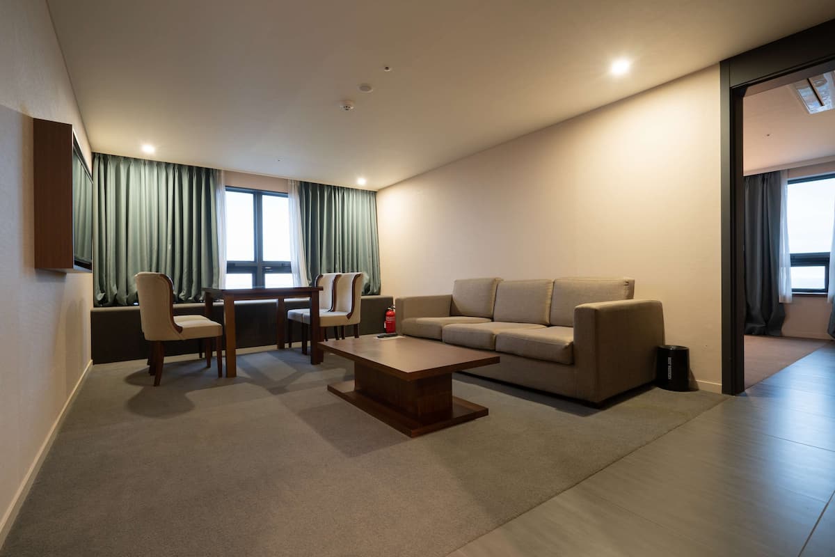 Suite, Mehrere Betten, Nichtraucher | Daunenbettdecken, Zimmersafe, Schreibtisch, schallisolierte Zimmer