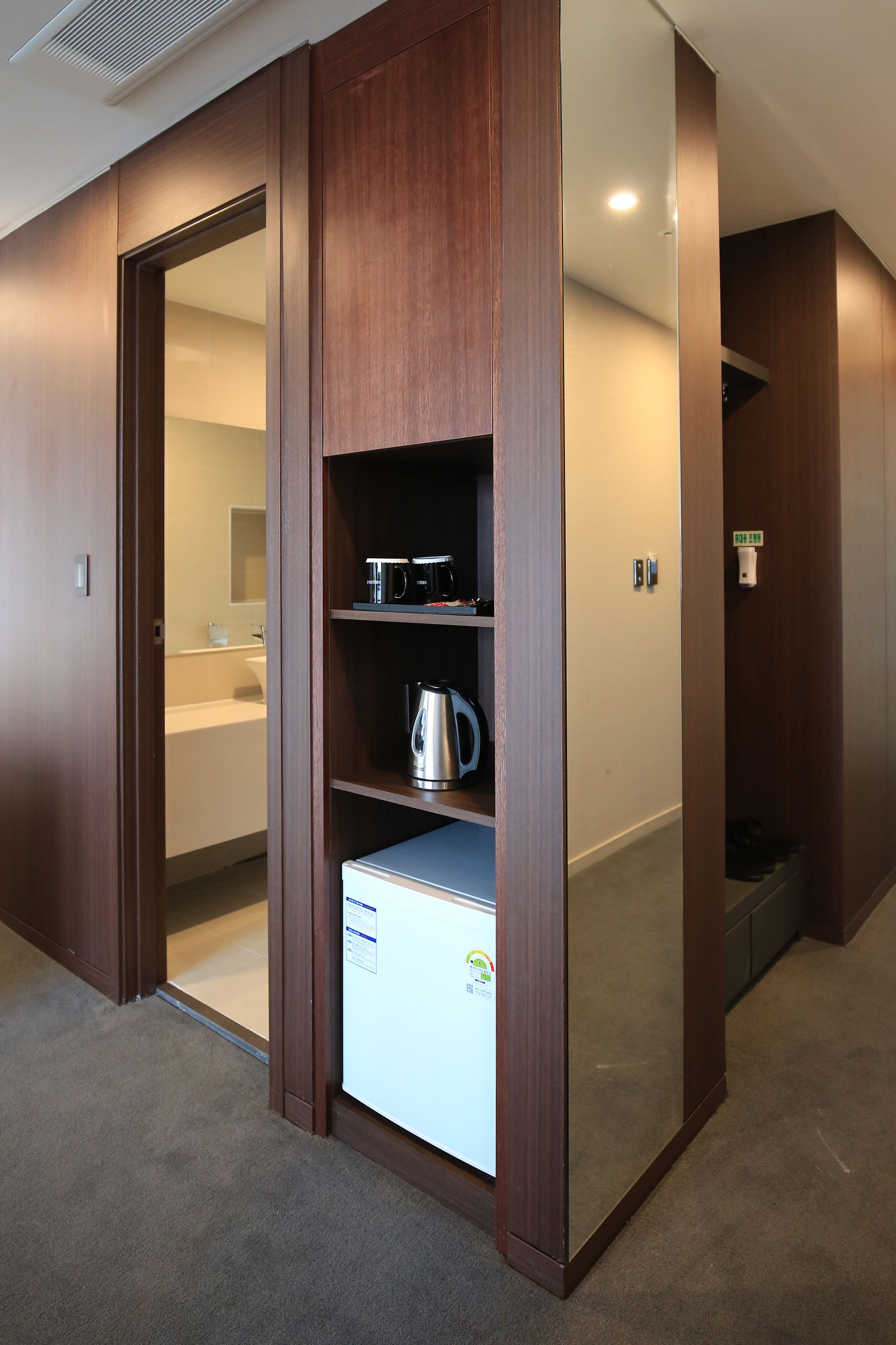 suite, multiple beds, non smoking | mini fridge