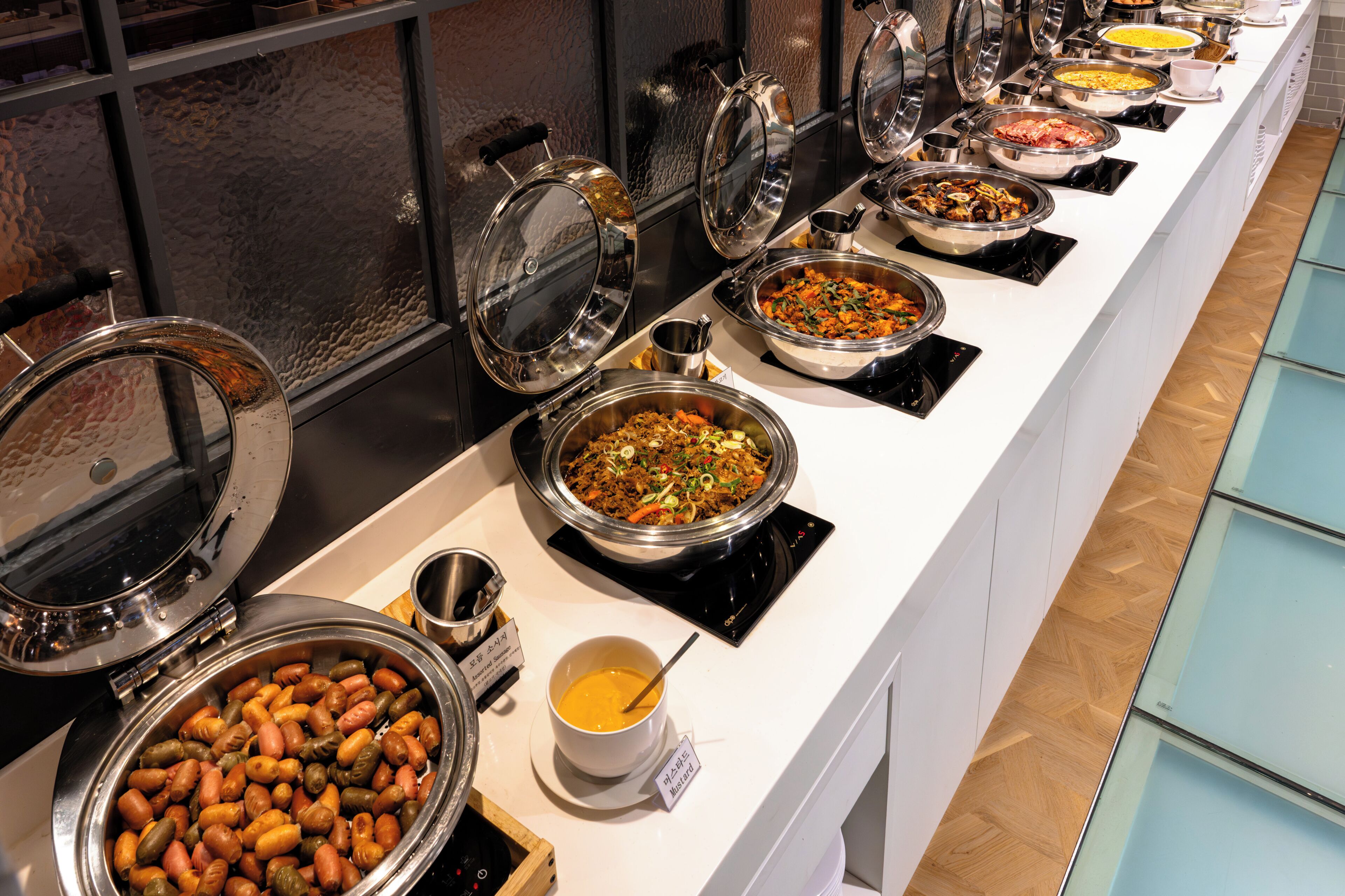 بوفيه فطور يوميًا بتكلفة قدرها (20000 KRW للشخص)