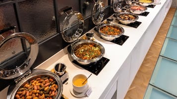 Daily buffet breakfast (KRW 20000 per person)