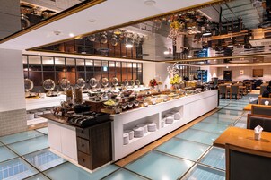 Daily buffet breakfast (KRW 20000 per person)