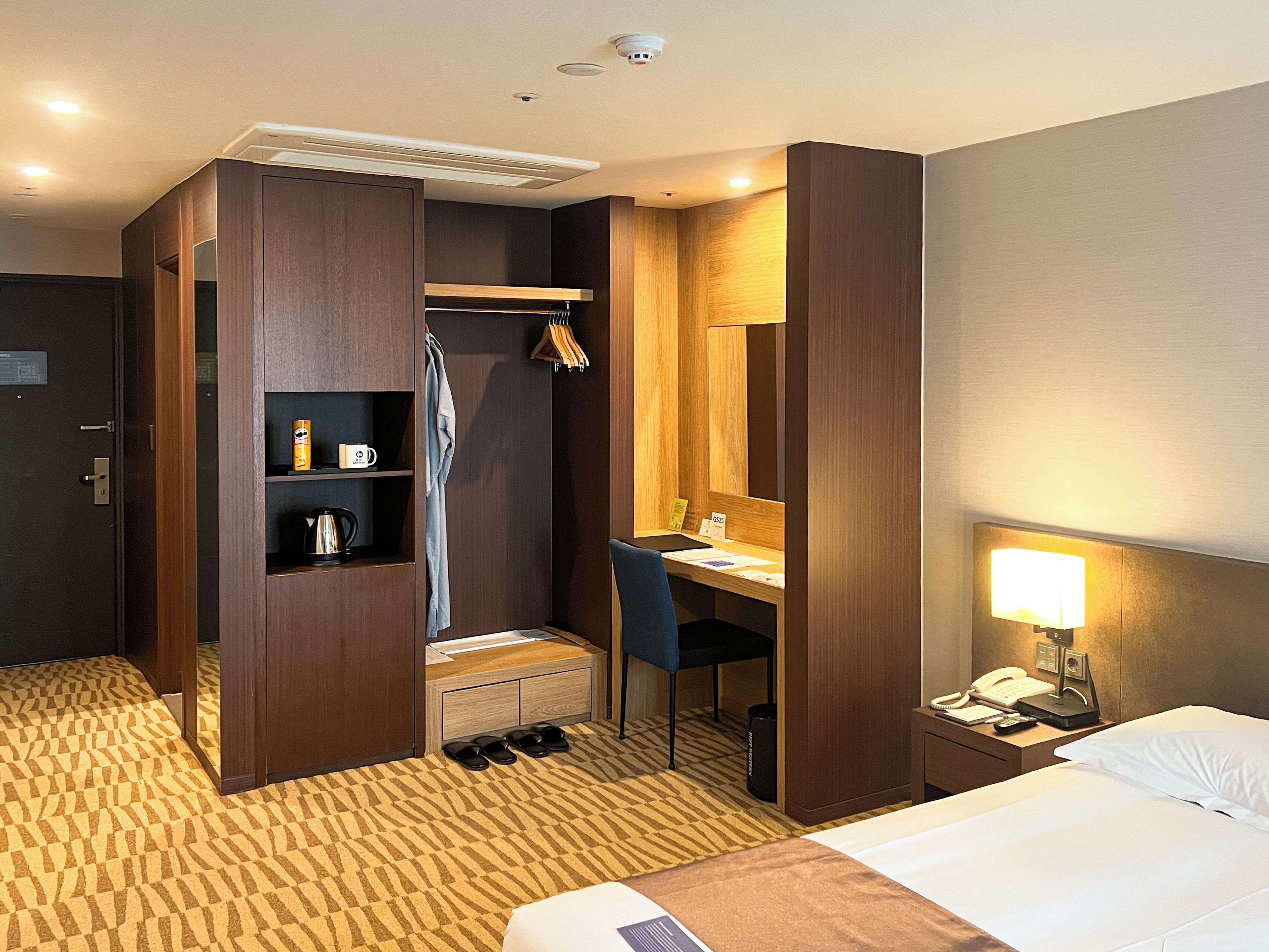 Quarto standard, 1 cama de casal, para não fumantes | Edredons de pluma, cofres nos quartos, escrivaninha