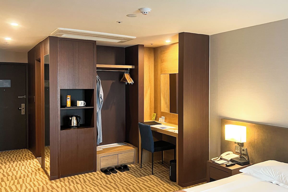 Quarto standard, 1 cama de casal, para não fumantes | Edredons de pluma, cofres nos quartos, escrivaninha