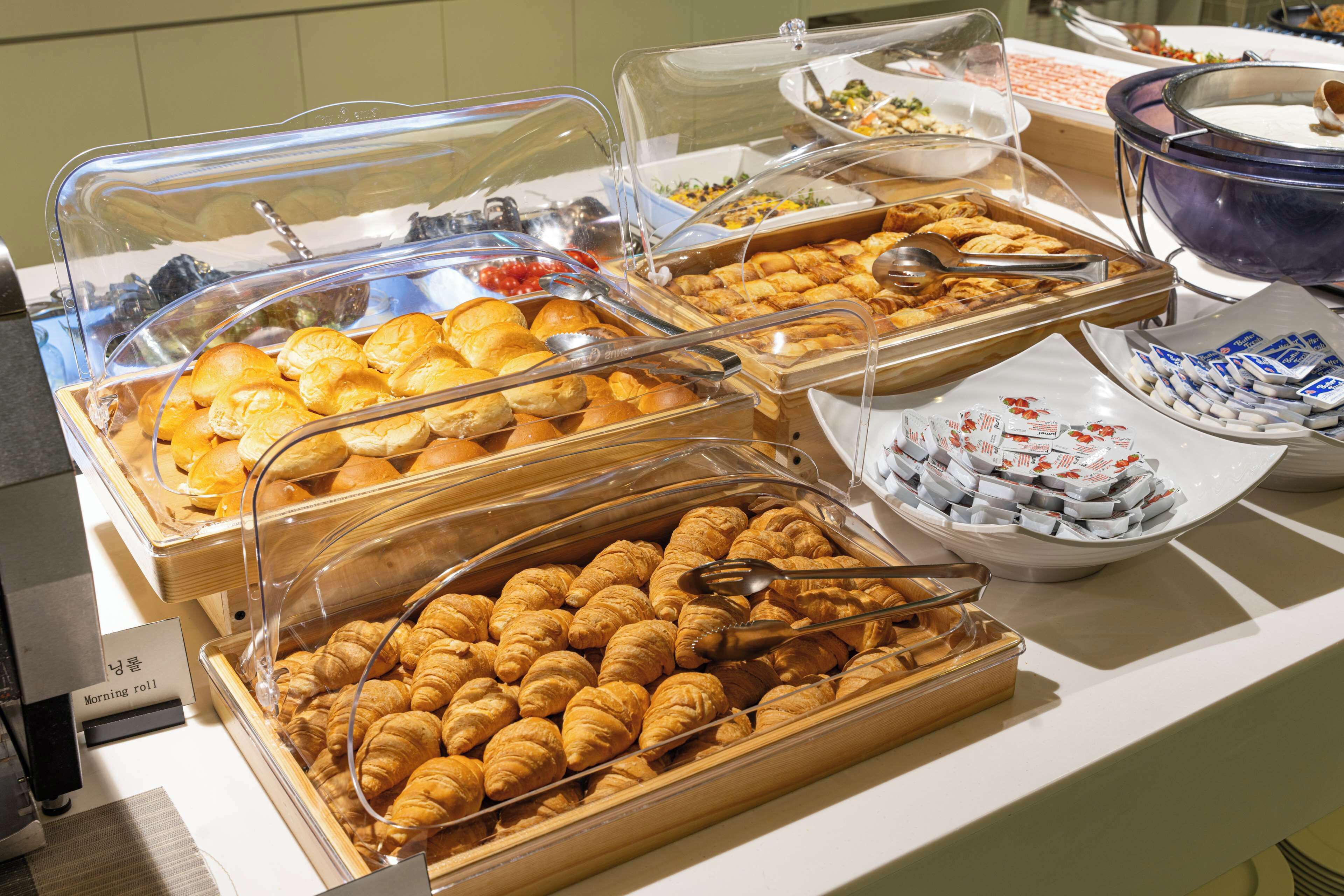 Se ofrece un desayuno bufé (20000 KRW por persona)