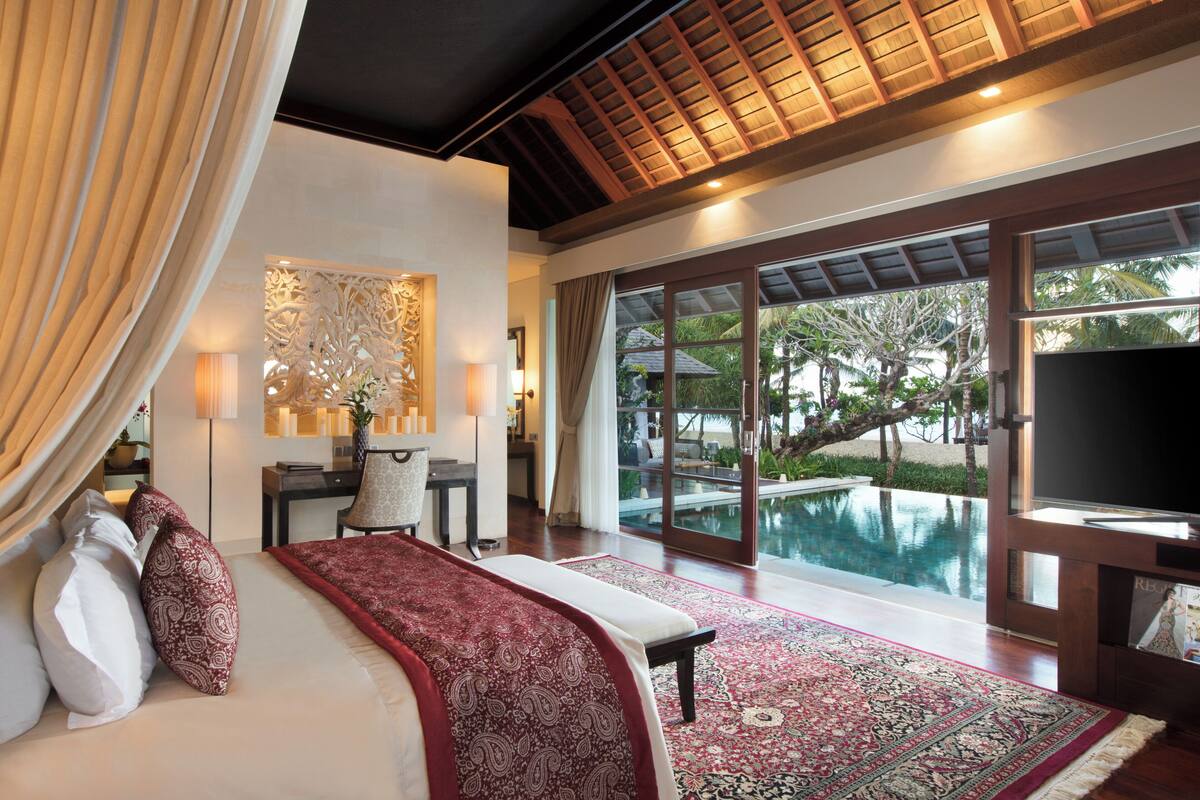 เครื่องนอนระดับพรีเมียม, มินิบาร์ฟรี, ตู้นิรภัยในห้องพัก, โต๊ะทำงาน
