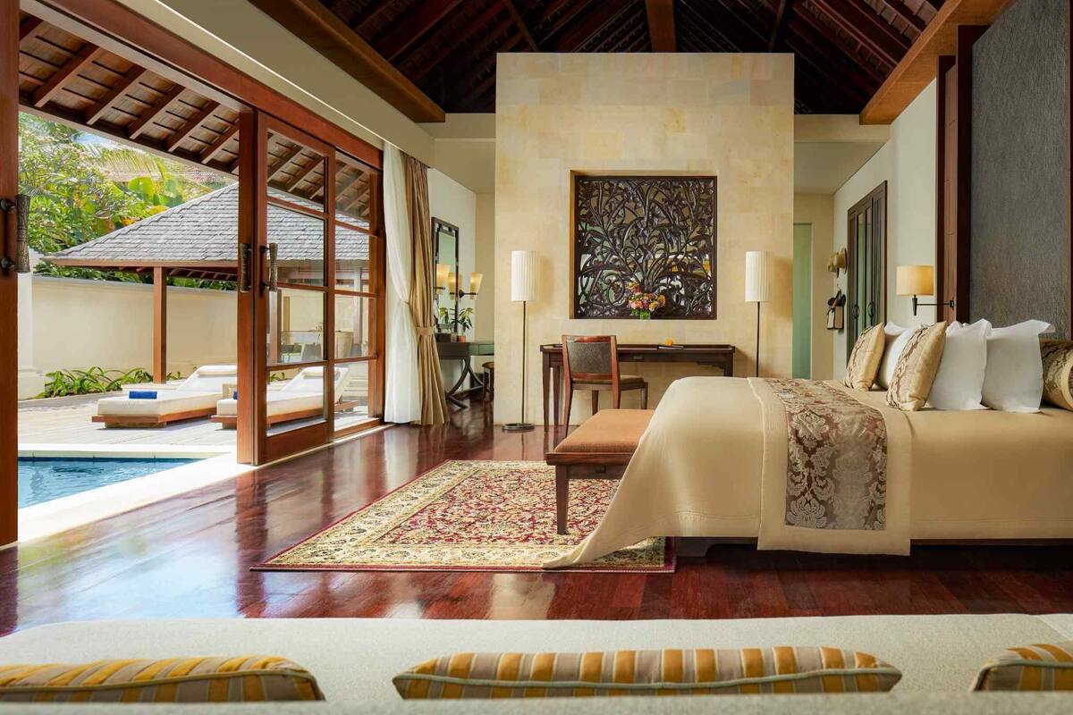 เครื่องนอนระดับพรีเมียม, มินิบาร์ฟรี, ตู้นิรภัยในห้องพัก, โต๊ะทำงาน