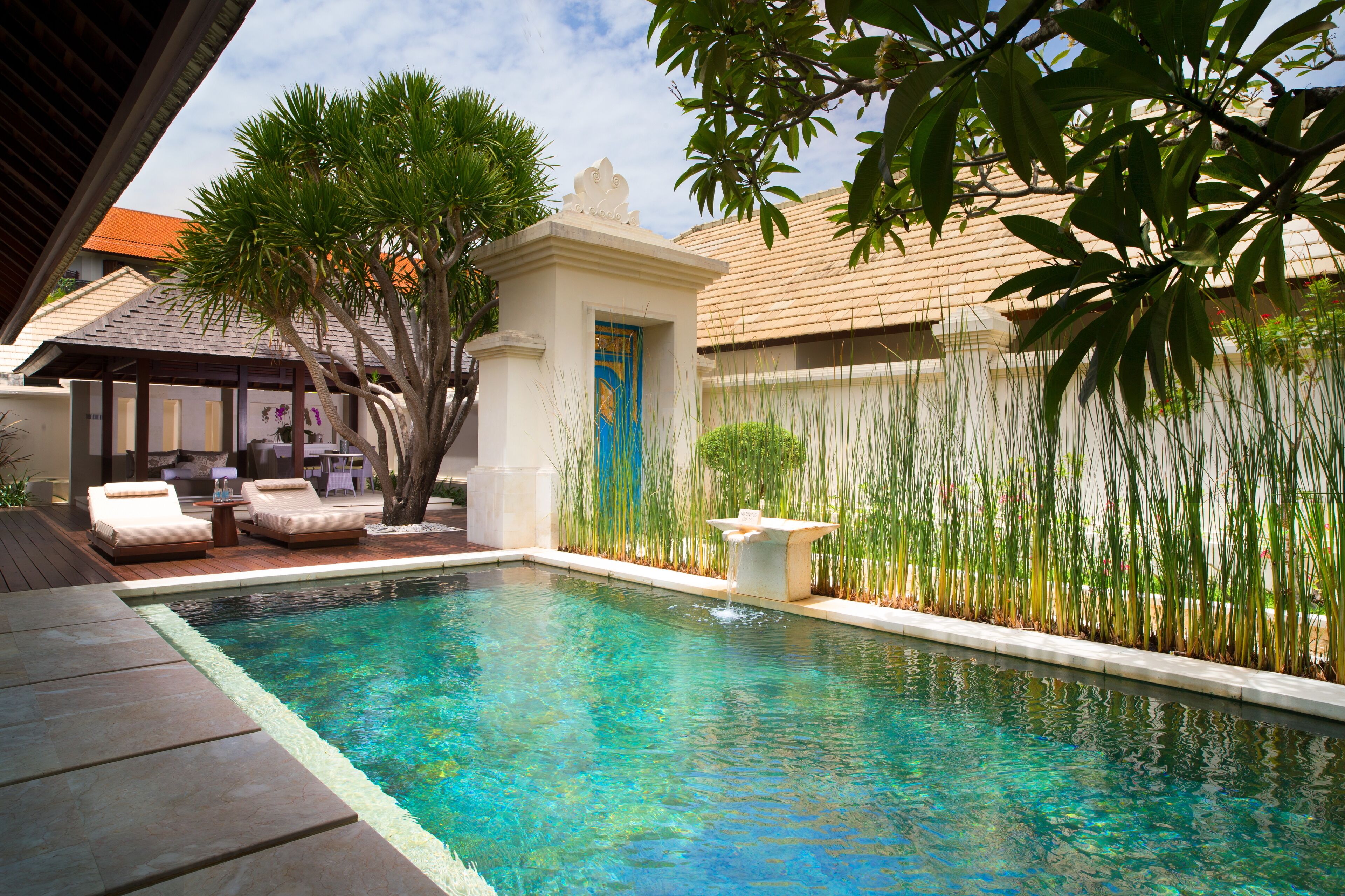 屋外プール、営業時間 7:00 ～ 19:00、プール パラソル、サンラウンジャー