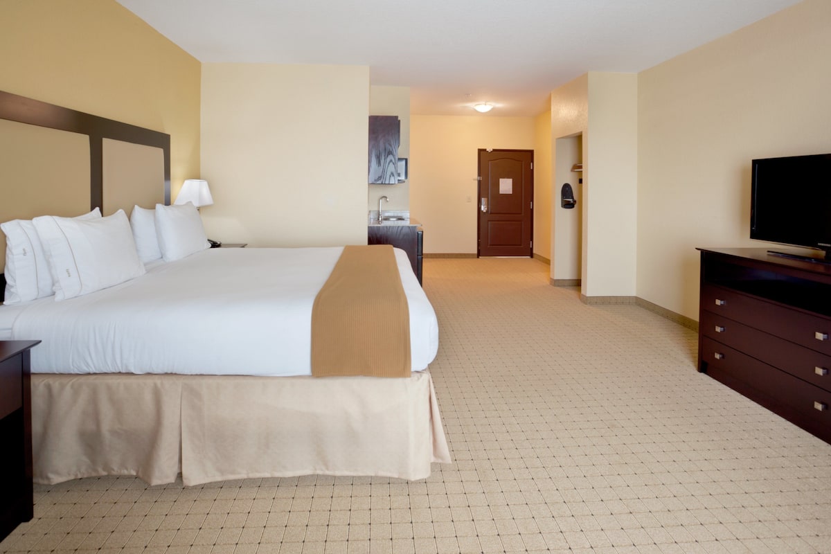 In-room safe, desk, iron/ironing board, free cots/infant beds