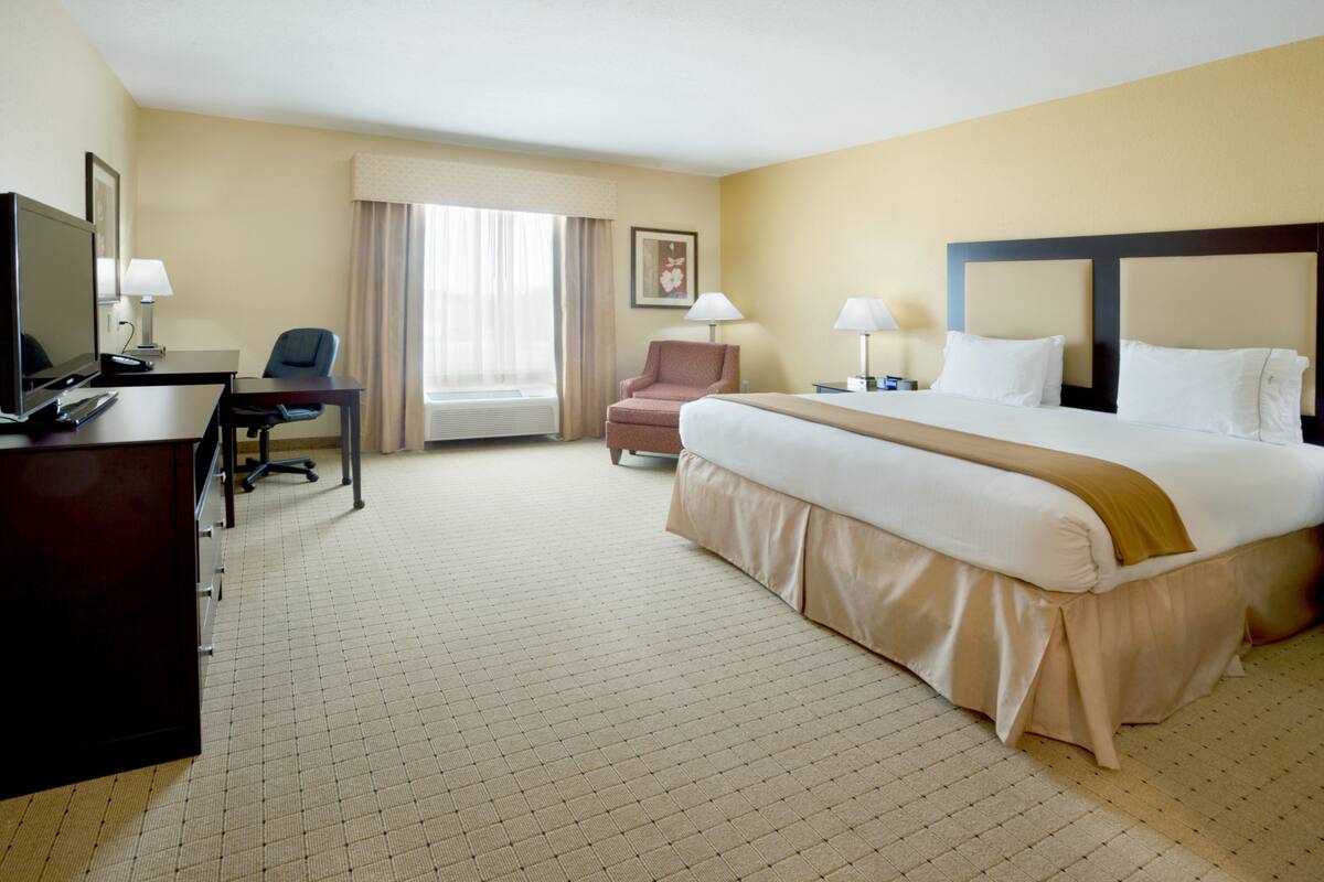 Standard Room, 1 King Bed (Extra Floor Space) | In-room safe, desk, iron/ironing board, cribs (free)