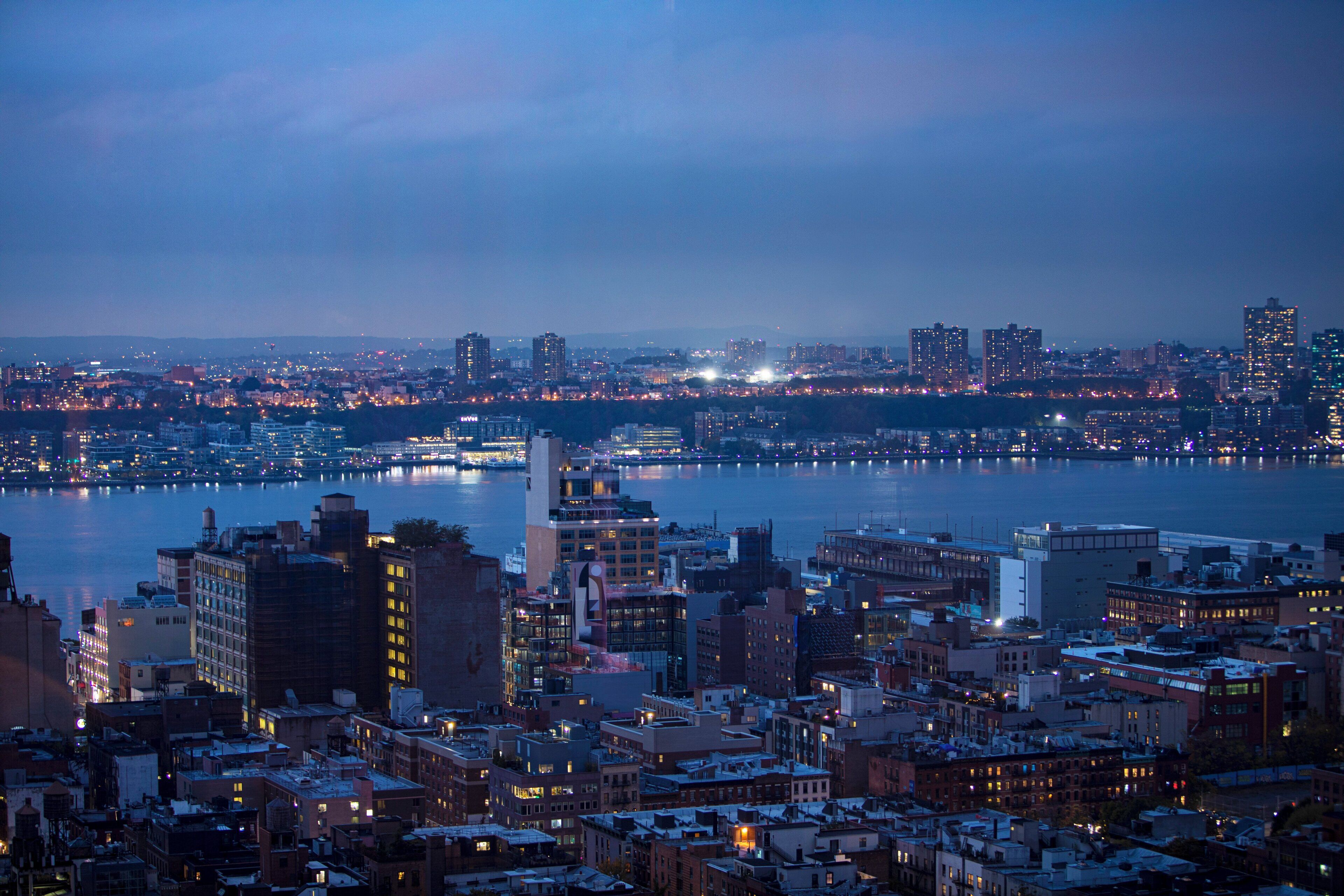 Une vue d'ensemble d'une ville au crépuscule, avec des bâtiments et une rivière.
