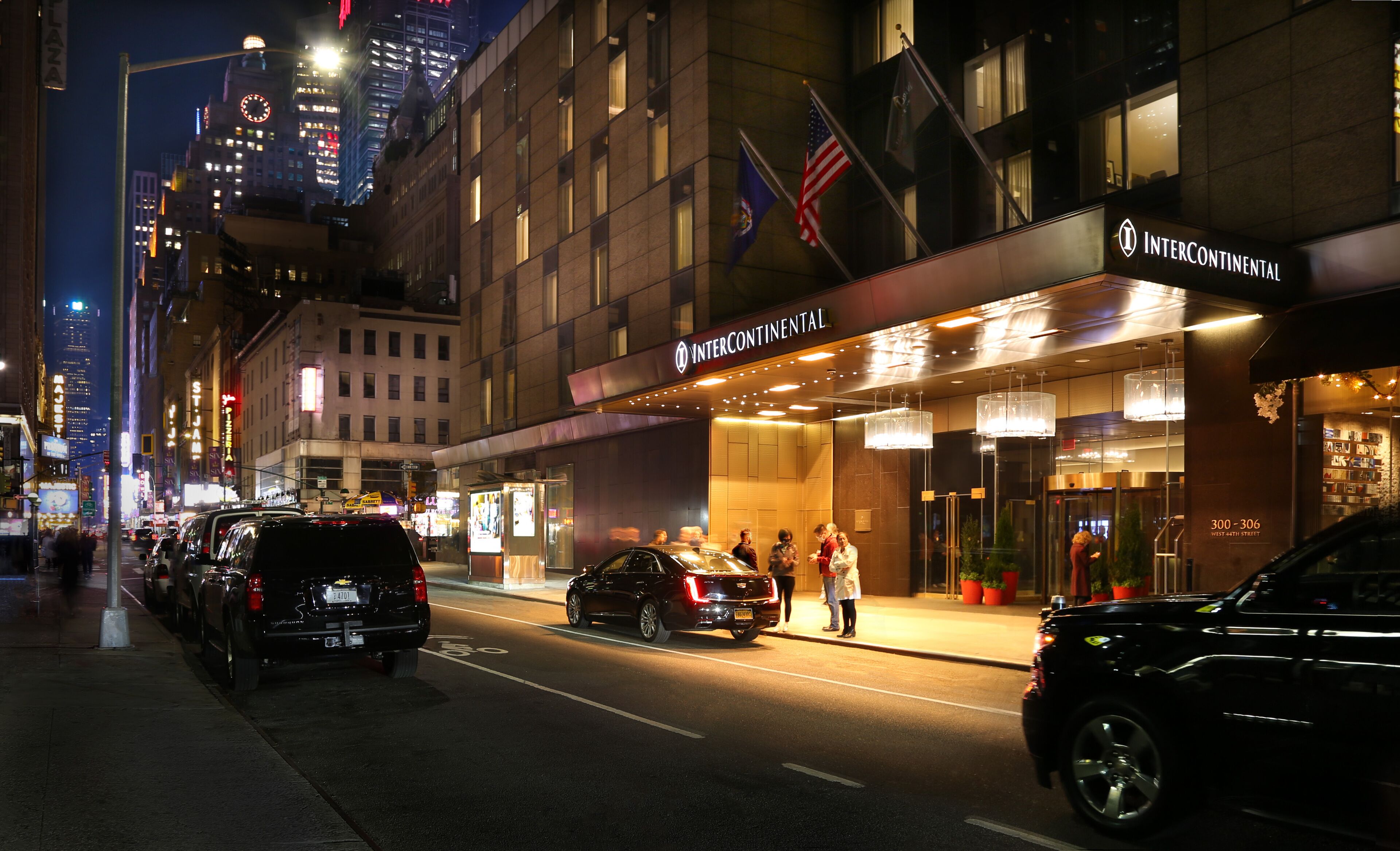 Un hotel con una facciata moderna, un ingresso ben visibile e una targa con l'indirizzo.