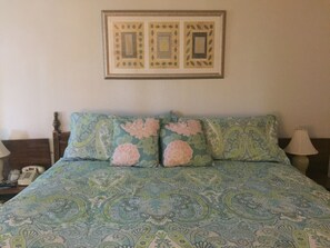 Habitación estándar, 1 cama King size | Escritorio, insonorización, tabla de planchar con plancha y wifi gratis 
