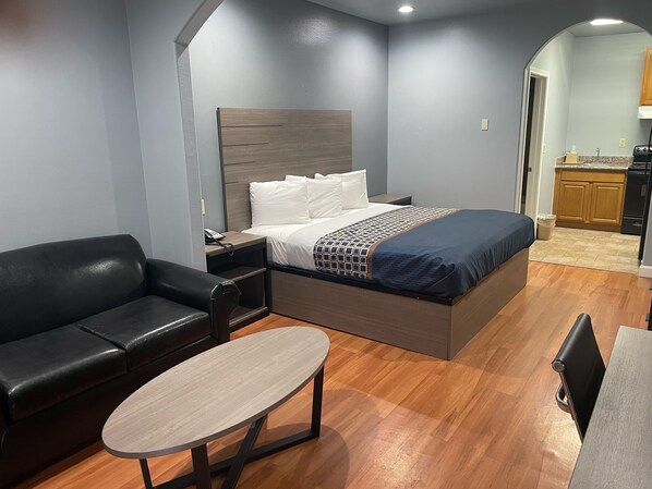 Desk, iron/ironing board, free WiFi, bed sheets - Palace Inn - Baytown I-10 (Baytown)