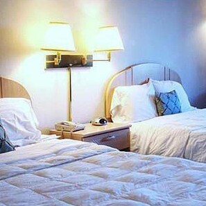 Two queen beds non smoking | Desk, rollaway beds, free WiFi, bed sheets - Americas Best Value Inn & Suites Bluffton (Bluffton)