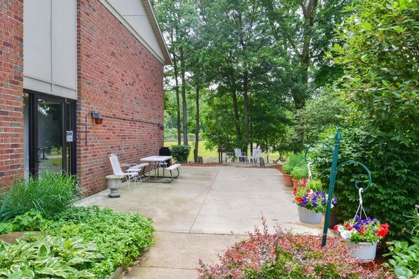 Terrace/patio - Americas Best Value Inn & Suites Bluffton (Bluffton)