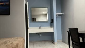 Standard Single Room, 1 King Bed | Iron/ironing board, free WiFi, bed sheets