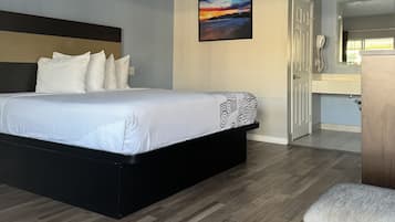 Chambre Simple Standard, 1 très grand lit | Fer et planche à repasser, Wi-Fi gratuit, draps fournis