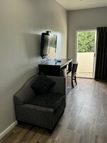 Tabla de planchar con plancha, wifi gratis y ropa de cama 