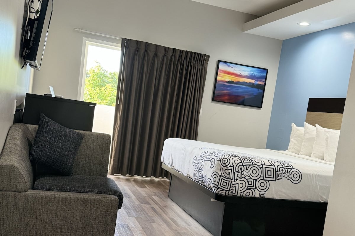 Kamar Double Eksekutif, 1 Tempat Tidur King, balkon | Setrika/meja setrika, Wi-Fi gratis, dan seprai linen