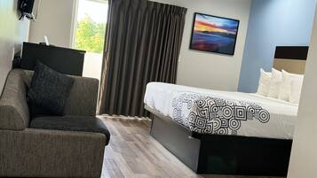 行政双人房, 1 张特大床, 阳台 | 熨斗/熨衣板、免费 WiFi、床单