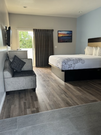 Executive Double Room, 1 King Bed, Balcony | Iron/ironing board, free WiFi, bed sheets