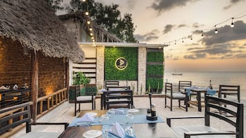 2 restaurants, serveren ontbijt, lunch, diner, internationale gerechten