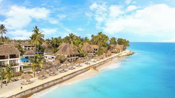 Privatstrand, weiĂer Sandstrand, LiegestĂŒhle, Sonnenschirme