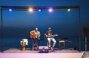 2 restaurantes; se sirven desayunos, almuerzos y cocina internacional 