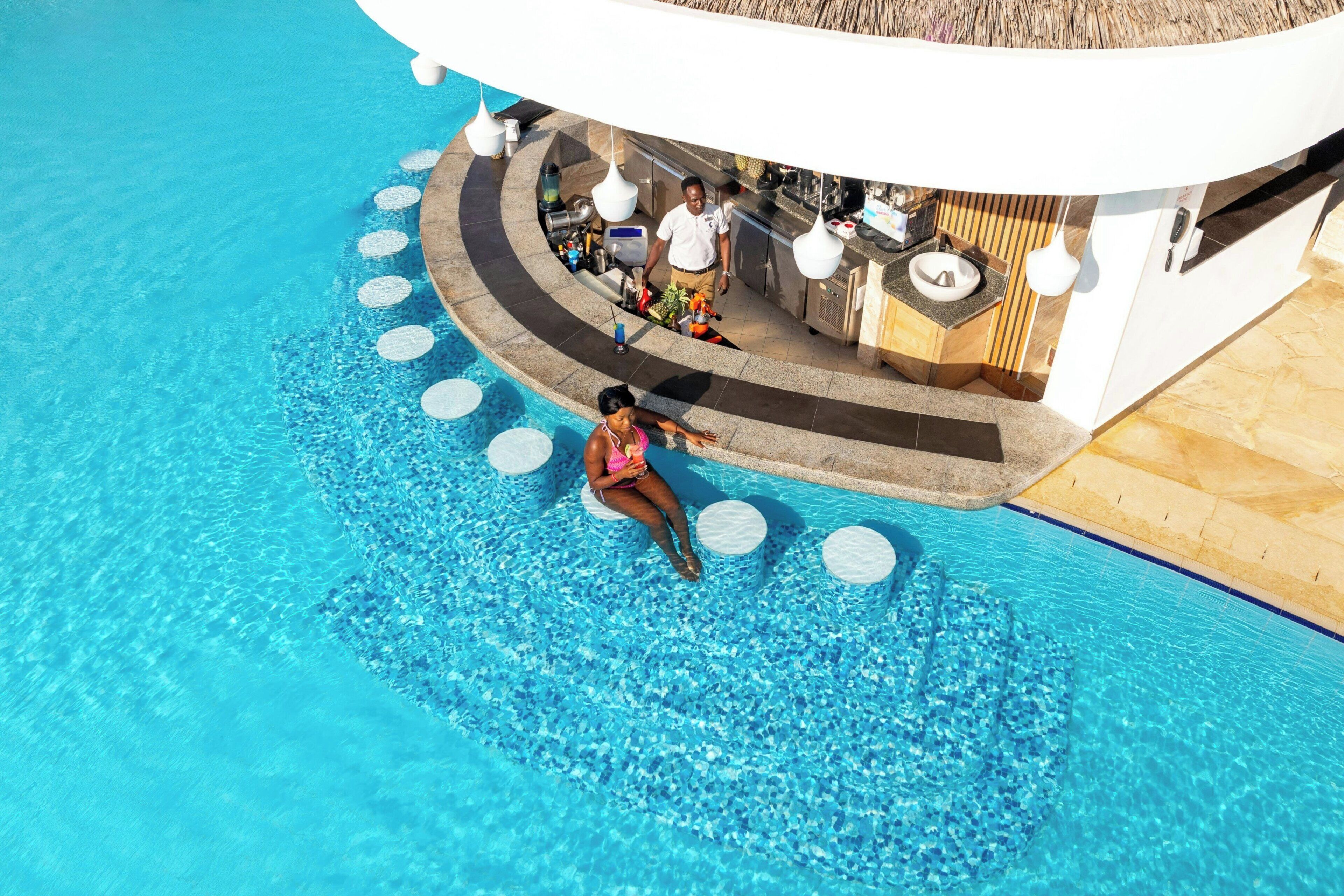 4 Bars/Lounges, Poolbar, Strandbar