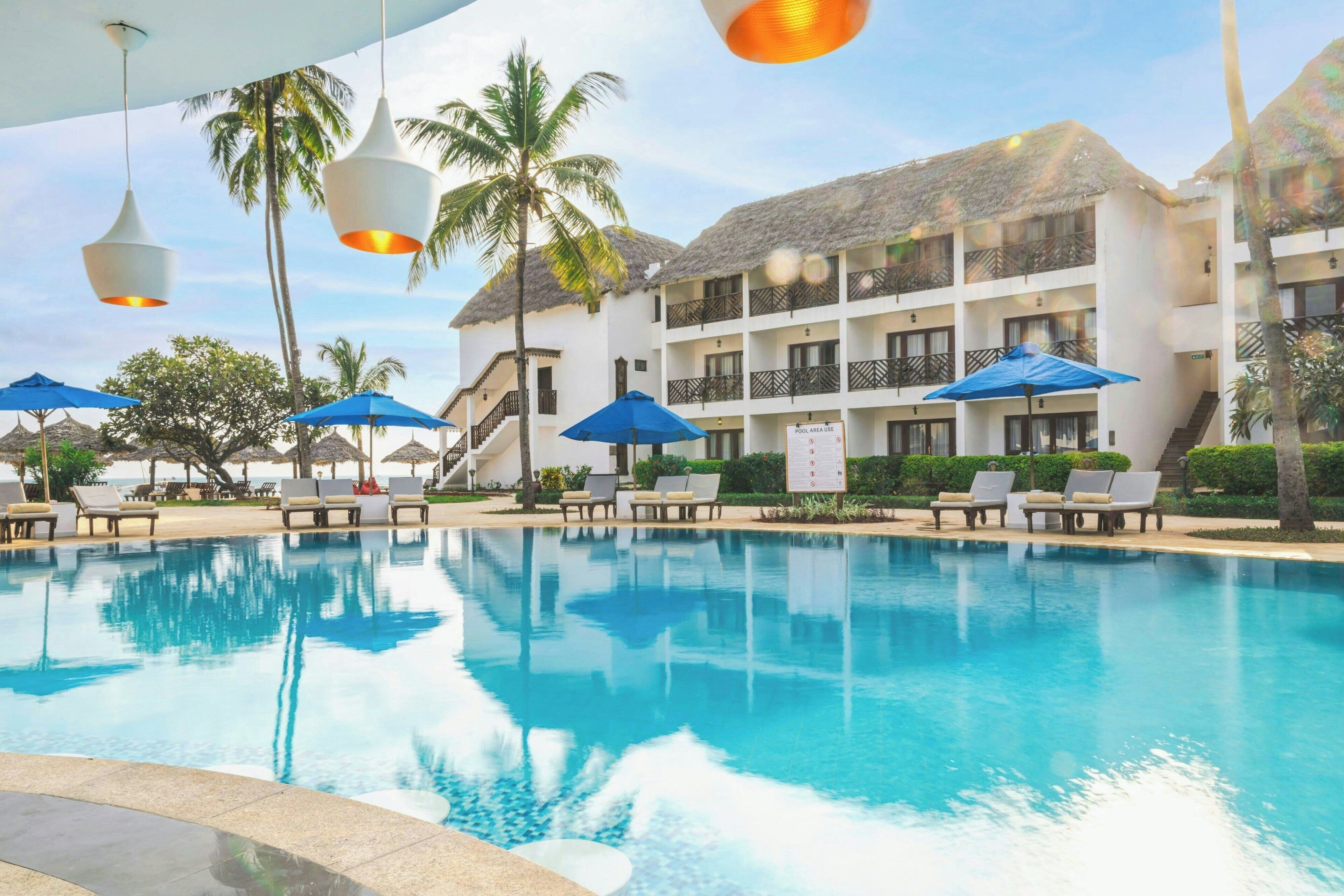 สระว่ายน้ำกลางแจ้ง เปิด 8:00 น. ถึง 19:00 น., ร่มริมสระว่ายน้ำ