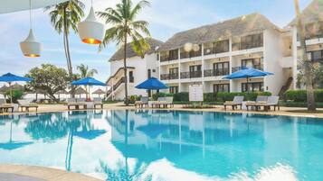 Een buitenzwembad, parasols voor strand/zwembad