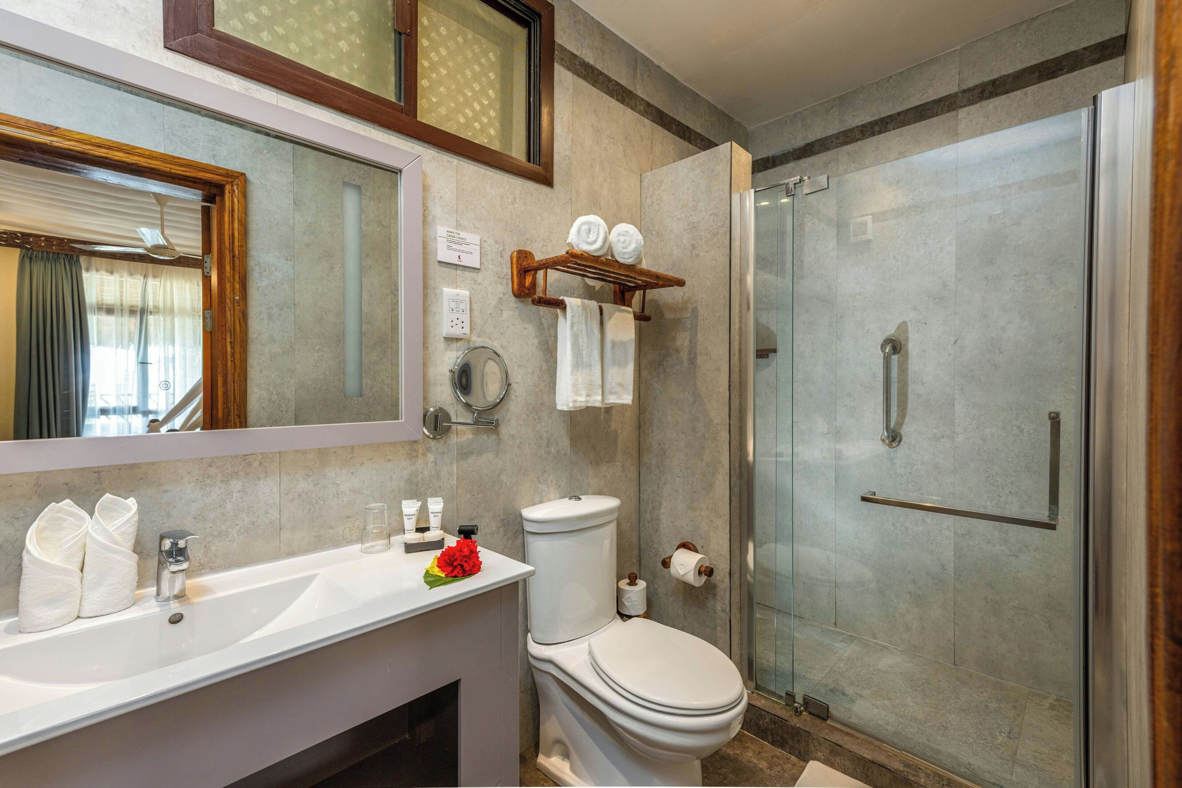 room, 1 queen bed, non smoking, balcony (view) | bathroom | shower, free toiletries, hair dryer, towels