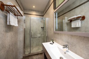 Regadera, amenidades de baño gratuitas, secadora de cabello, toallas