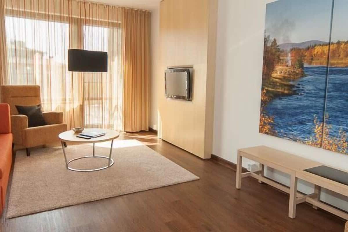 hypo-allergenic bedding, minibar, in-room safe, desk