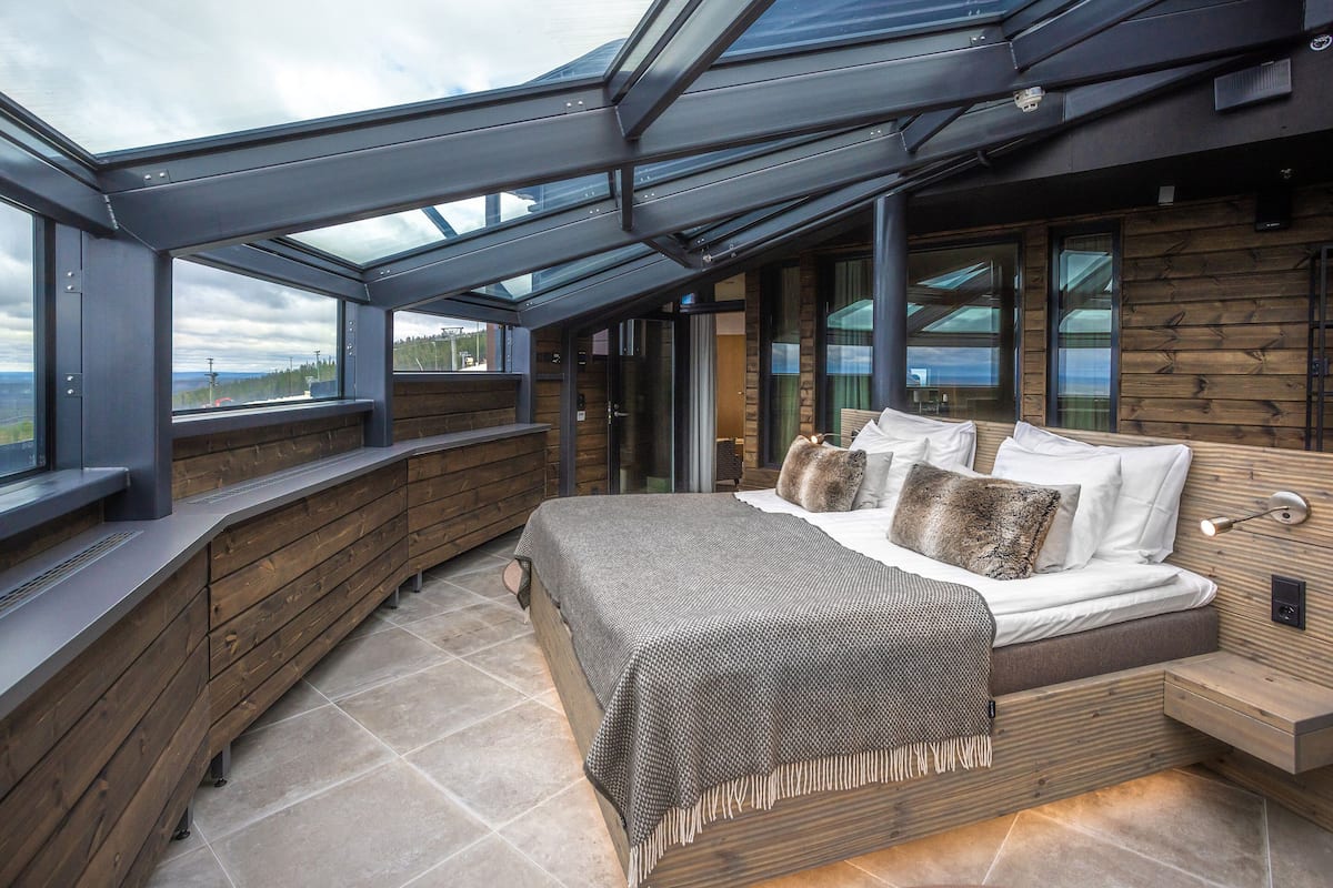 sky suite deluxe | hypo-allergenic bedding, minibar, in-room safe, desk