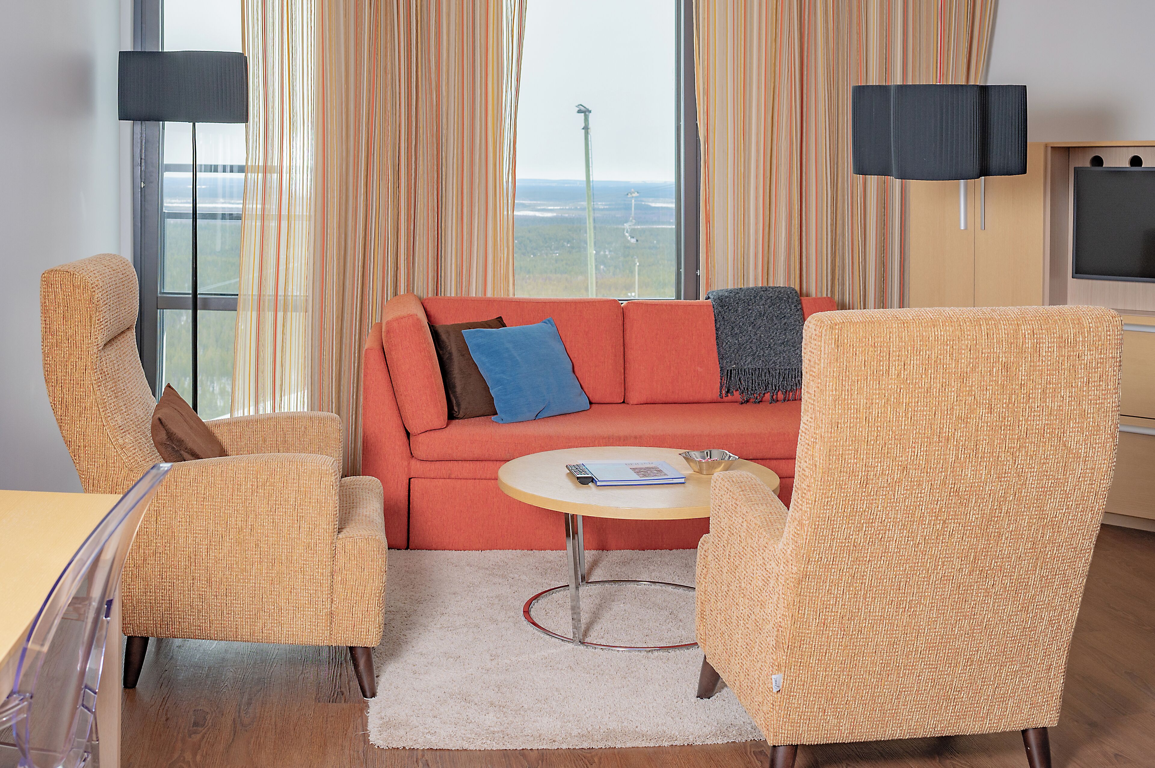 Hypo-allergenic bedding, minibar, in-room safe, desk