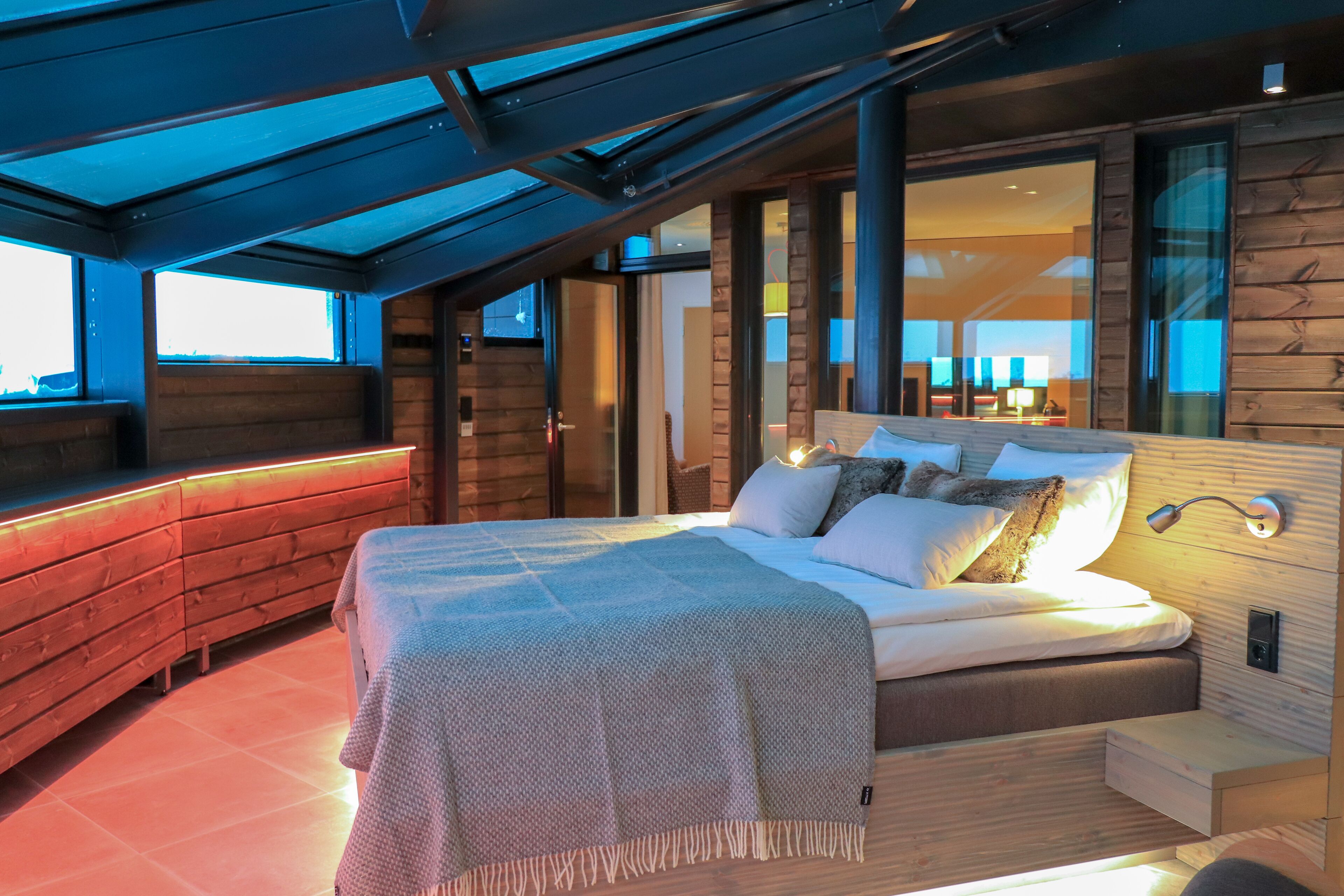 sky suite deluxe | hypo-allergenic bedding, minibar, in-room safe, desk