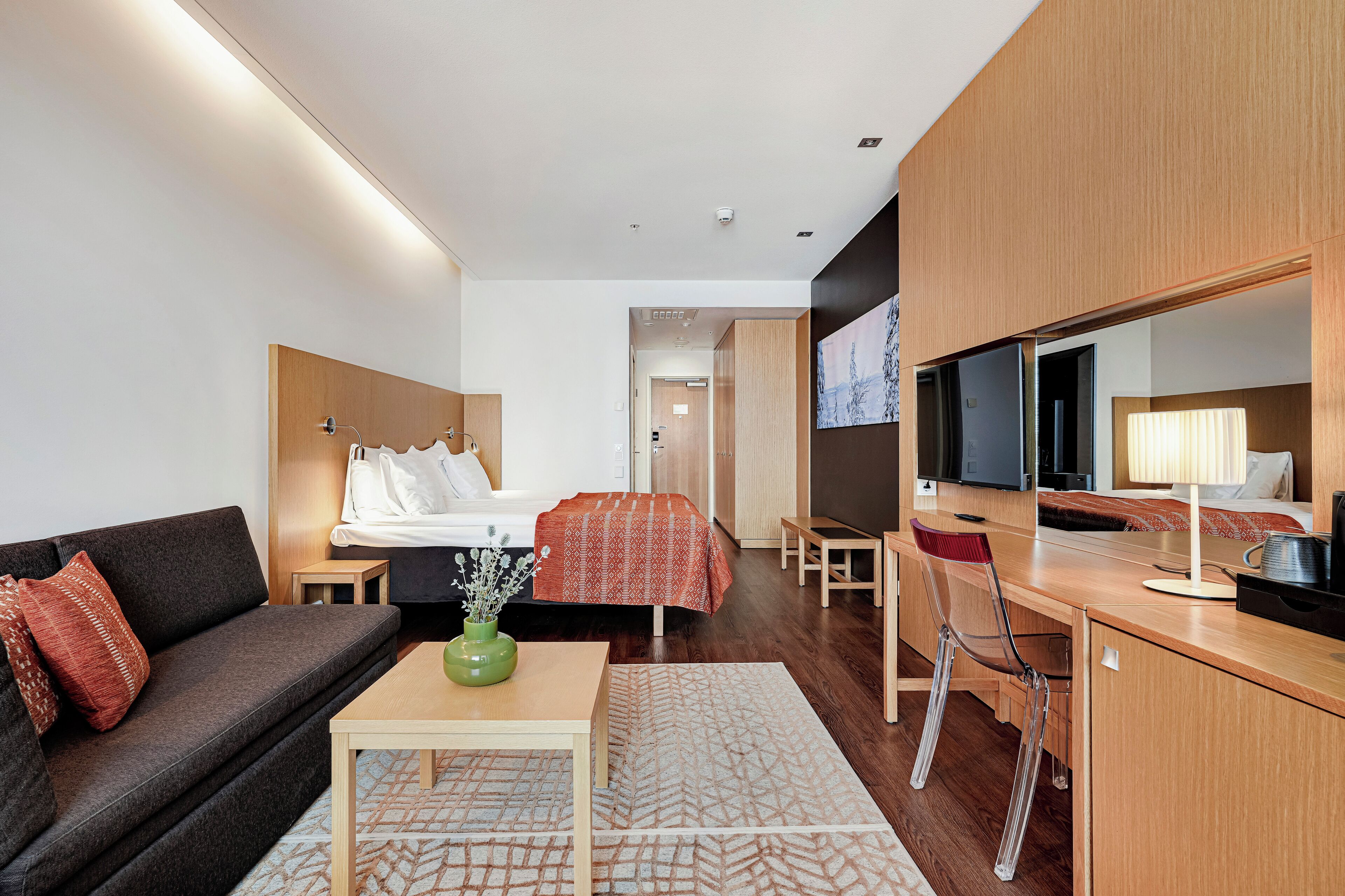 Hypo-allergenic bedding, minibar, in-room safe, desk