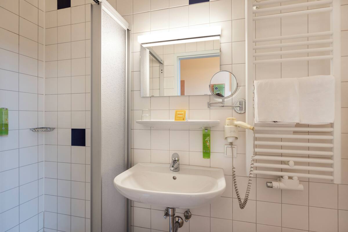 quadruple room | bathroom | shower, hair dryer, towels