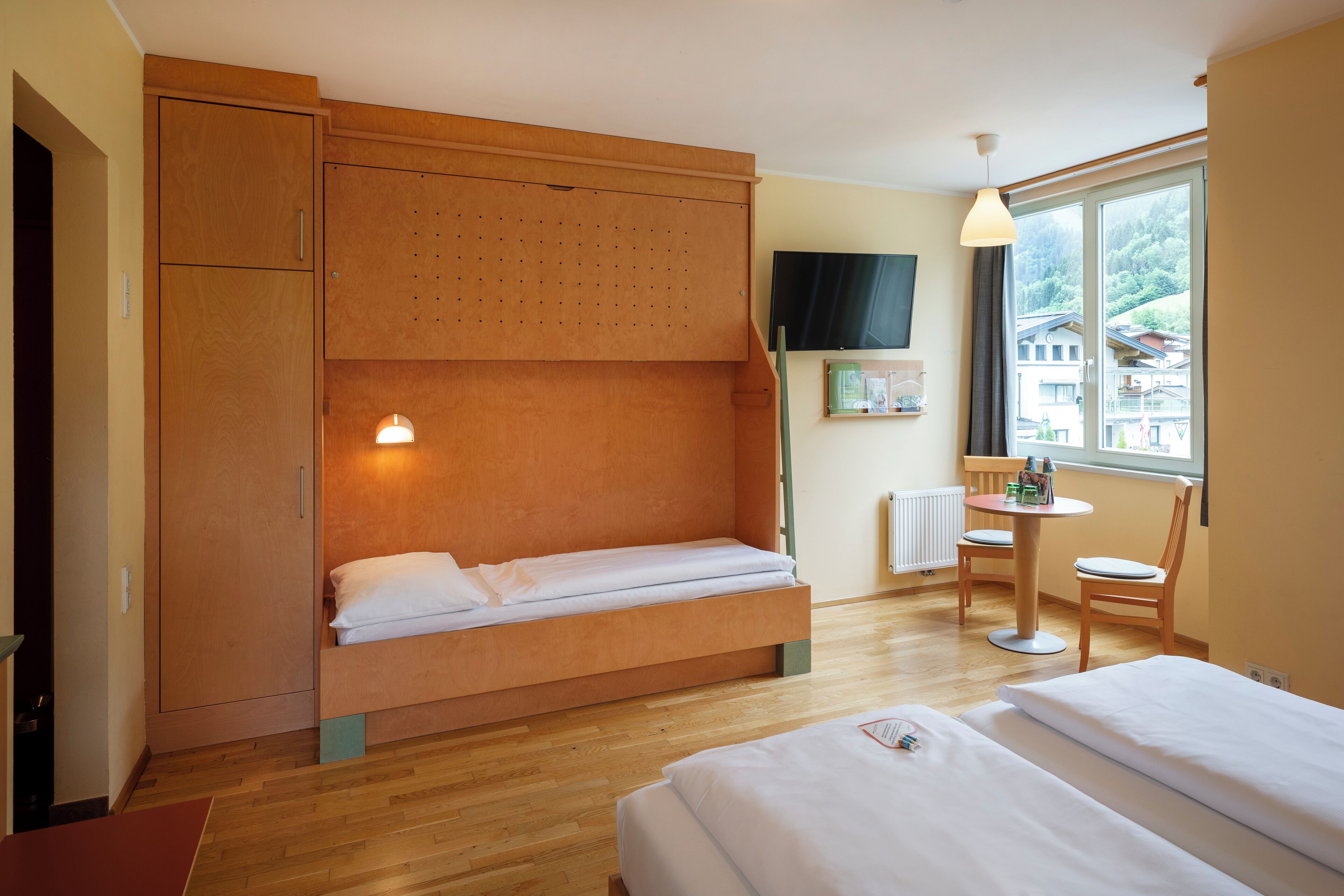 quadruple room | in-room safe, free cots/infant beds, free wifi, bed sheets