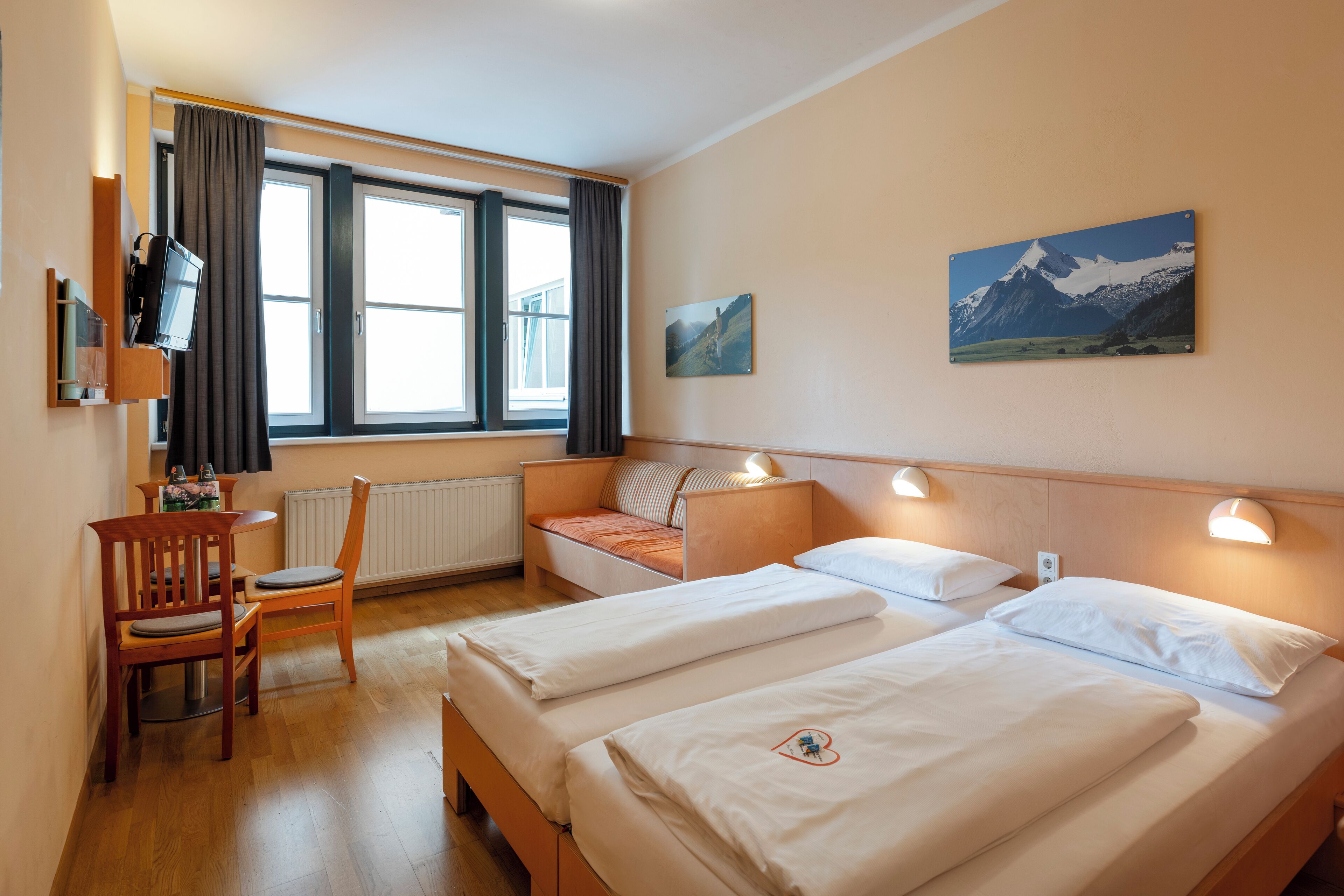 triple room | in-room safe, free cots/infant beds, free wifi, bed sheets