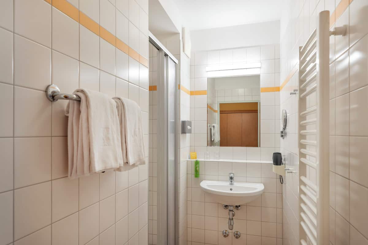 quadruple room | bathroom | shower, hair dryer, towels
