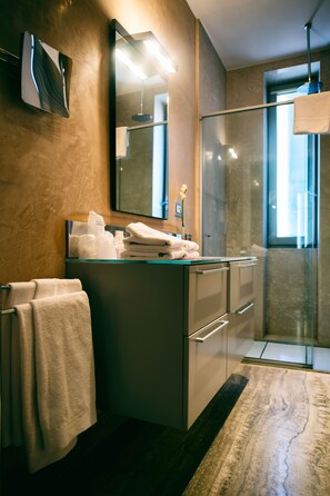 Shower, rainfall showerhead, designer toiletries, hair dryer - Escalus Luxury Suites Verona (Verona)
