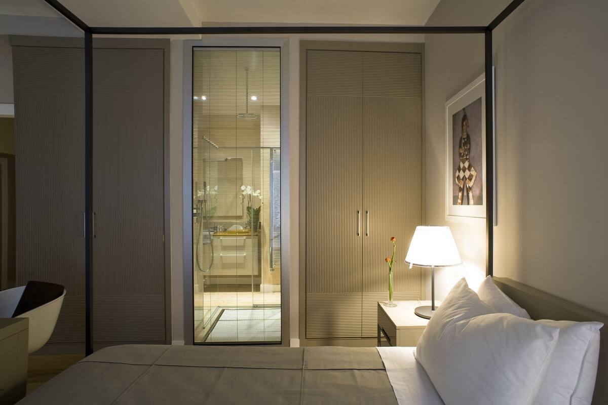 Premium bedding, desk, blackout drapes, soundproofing