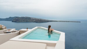 Exclusive Suite (with Plunge Pool & Sunset view) | Infinity pool | Outdoor pool, open 9 AM to 8 PM, pool umbrellas, sun loungers - Art Maisons Oia Castle (Santorini)