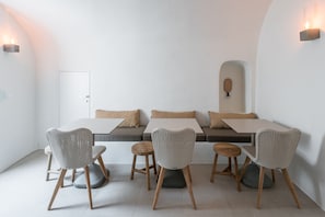 Deluxe-Villa, eigener Pool (Sea and Sunset View) | Essbereich im Zimmer