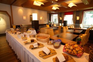 Daily buffet breakfast (CHF 35 per person)