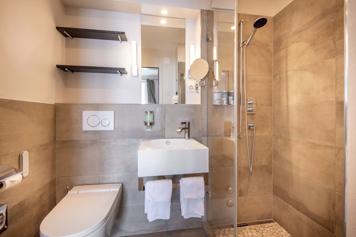 standard -double room, queen bed, air condition, mountain view (eiger) | bathroom | eco-friendly toiletries, hair dryer, bathrobes, slippers